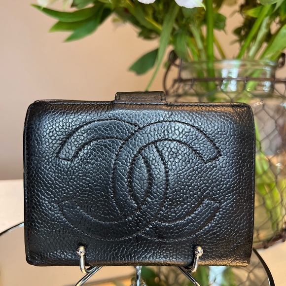 CHANEL Black Caviar Leather Kisslock Compact Wallet | RARE: MADE IN ITALY - Picture 4 of 12